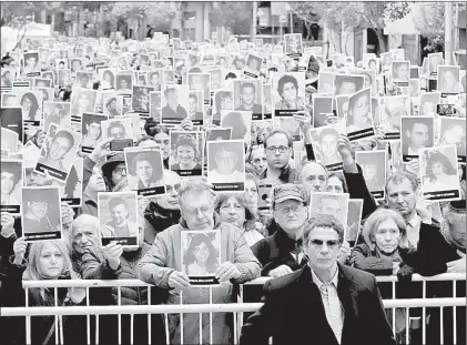  ??  ?? ▲ Al cumplirse un cuarto de siglo del atentado contra la Asociación Mutual Israelita-Argentina, en Buenos Aires, se realizaron actos para recordar a las víctimas y exigir justicia. Foto Afp