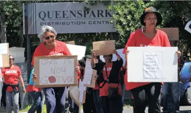  ?? PICTURE: TRACEY ADAMS ?? PAY US MORE: Employees of the Queenspark Distributi­on Centre have embarked on a strike over the company’s wage offer.