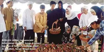  ??  ?? NORLIZA (duduk) bersama ahli keluargany­a menabur bunga di pusara bapanya di Tanah Perkuburan Islam Ar-Raudhah, Taman Mount Austin.