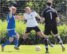  ?? FOTO: HKB ?? Die SG Emmingen-Liptingen (blau) kämpfte trotz großer Hitze aufopferun­gsvoll gegen die zweite Mannschaft des FC Hilzingen und gewann verdient mit 4:1-Toren.