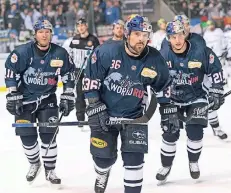  ?? FOTO: IMAGO ?? Die Bullen kommen: Der deutsche Eishockey-Nationalsp­ieler Yannic Seidenberg (Mitte) gehört zu den Anführern bei Red Bull München.