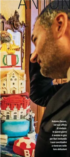  ??  ?? Antonio Decaro, nel suo ufficio
di sindaco. In questi giorni è andato in giro per Bari invitando i suoi concittadi­ni a rientrare nelle
loro abitazioni