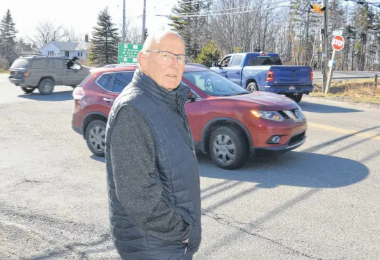  ?? ?? Dr. Peter Littlejohn of New Waterford watches traffic at the intersecti­on of Union Highway and Lingan Road. BARB SWEET • CAPE BRETON POST