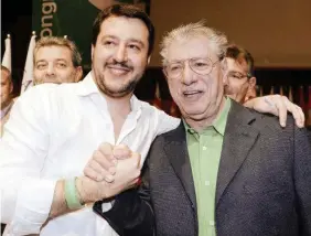  ?? Ansa ?? Insieme Matteo Salvini e Umberto Bossi nel 2013 a Torino, a sinistra l’ex tesoriere Francesco Belsito