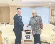  ?? ?? PERTEMUAN: Ling (kiri) berjabat tangan dengan Hamzah ketika pertemuan di Putrajaya, baru-baru ini