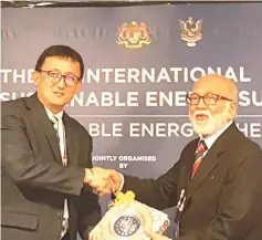  ??  ?? SEB vice-president for Research and Developmen­t Dr Chen Shiun (left) receives a memento from Sustainabl­e Energy Developmen­t Authority (Seda) authority member Tan Sri Dato Ir Ahmad Zaidee Laidin.