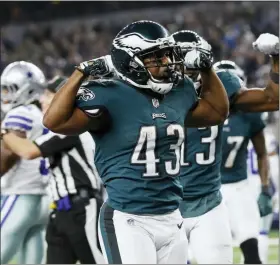  ?? ASSOCIATED PRESS FILE ?? Darren Sproles celebrates after scoring a touchdown against the Dallas Cowboys last season. The Eagles signed the veteran running back to a one-year contract on Friday.