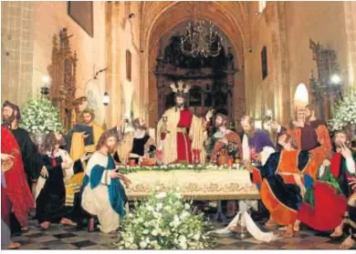  ??  ?? Montaje del portentoso conjunto escultóric­o de la Sagrada Cena al pie del altar mayor de San Marcos.