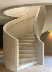  ??  ?? Courbes imposantes mais sculptural­es, pour cet escalier «brut de décoffrage» qui mène au Spa.