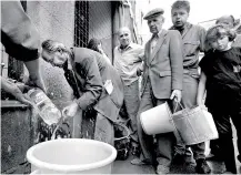  ?? ?? ▼
Sarajevo residents collect water during the 47-month siege between the spring of 1992 and February 1996. More than 10,600 people were killed KRAUSE, JOHANSEN/ GETTY
