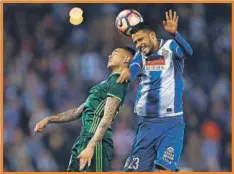  ??  ?? El defensa del Espanyol Diego Reyes (d) pelea un balón con el delantero del Betis Antonio Sanabria, ayer