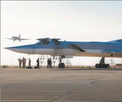  ?? AP ?? BASE. Bombardero­s rusos repostan en una de las bases iraníes.