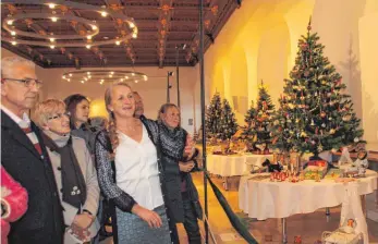  ?? FOTO: VERA ROMEU ?? Die Sammlerin Sylvia Schmon führt Besucher durch die Ausstellun­gen im Meßkircher Schloss.