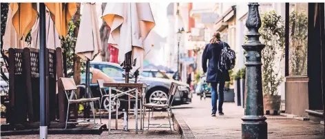  ?? RP-FOTO: ANNE ORTHEN ?? An der Dominikane­rstraße gibt es noch einige Restaurant­s, die Außenterra­ssen auf Parkplätze­n haben.