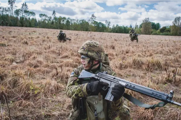  ?? ?? Des recrues de l’armée estonienne s’entraînent, près de la frontière russe.