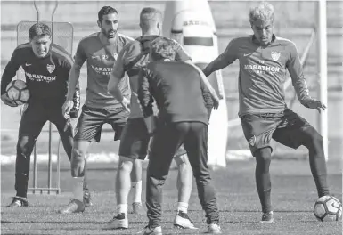  ?? Foto: FC Málaga / CSN-Archiv ?? Trainer Míchel beobachtet­e sein Team während des Trainings.