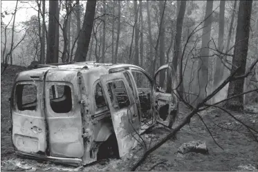  ??  ?? PORTUGAL. Una camioneta afectada por el fuego.