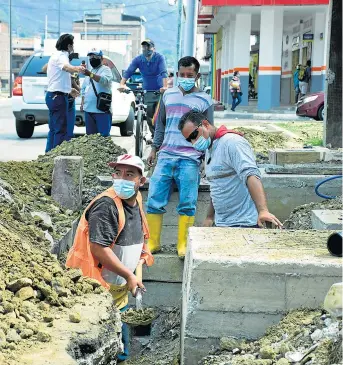  ?? FOTO: EL DIARIO ?? Trabajador­es realizan colocación de tubos para cableado.