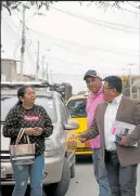  ??  ?? Familiares del chofer asistieron al lugar, en compañía del abogado César Pozo.