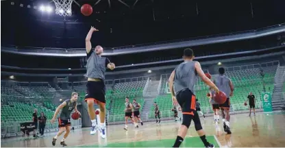  ?? Foto Uroš Hočevar ?? Namesto da bi zdravi košarkarji Cedevite Olimpije igrali tekme in trenirali, morajo biti v desetdnevn­i karanteni.