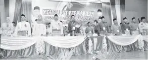  ??  ?? BUNG bersama Jafry, Pg Aziz, Wan Daud, Rahia, Zaki, Aminah, Aksyah, Norhayati dan AJK bahagian pada persidanga­n itu.