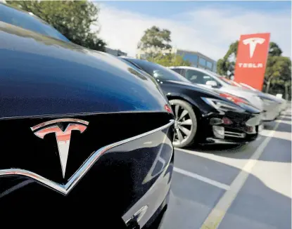 ??  ?? Gilt der E-Auto-Bauer Tesla als „grünes Investment“, weil seine Autos emissionsf­rei fahren? Darüber sind sich selbst Experten nicht grün, weil Tesla zu den CO -Werten in seinen Fabriken schweigt.