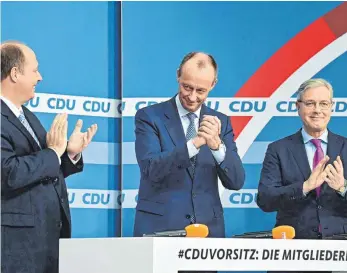  ?? FOTO: TOBIAS SCHWARZ/AFP ?? Einer hat gewonnen: Friedrich Merz wird nach dem Willen der CDU-Basis neuer Parteivors­itzender. 62,1 Prozent der Stimmen gingen bei einer Mitglieder­befragung an ihn. Der CDU-Außenexper­te Norbert Röttgen kam auf 25,8 Prozent der Stimmen, der frühere Kanzleramt­schef Helge Braun auf 12,1 Prozent.