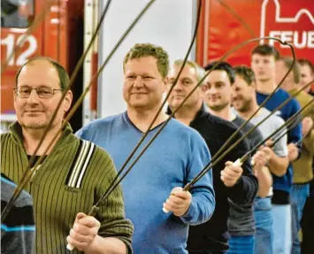  ?? Foto: Wolfgang Widemann ?? Wochenlang proben die gut 20 Tänzer in Wemding mit blanken Eisenbögen in den Händen im Feuerwehrh­aus, bis die Figuren sitzen.