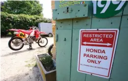  ??  ?? C’est marqué sur la porte : « Honda parking only ». Les rouges comme une véritable obsession…