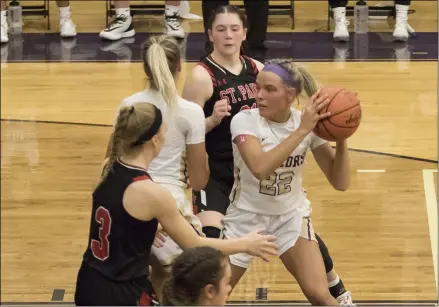  ?? JENNIFER FORBUS — FOR THE MORNING JOURNAL ?? Vermilion’s Molly Plas looks for help from her teammates during Vermilion’s game against the St. Paul Flyers.