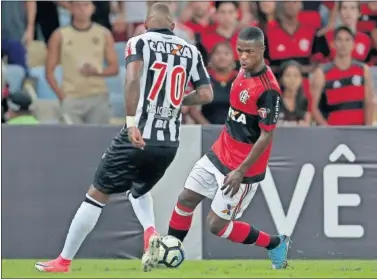  ??  ?? DEBUT PRECOZ. Vinicius debutó ayer en Maracaná con sólo 16 años y diez meses.