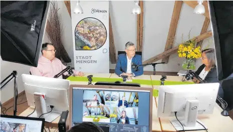  ?? FOTO: STADT MENGEN ?? Aus dem Studio im Rathaus wird live gesendet: Bürgermeis­ter Stefan Bubeck (Mitte) spricht mit Rebecca Hennies und Alexander Fischer.