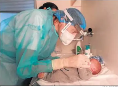  ?? OLIVER HORSLET/ EFE. ?? Una enfermera del Hospital Meuse, en Bélgica, atiende a un bebé nacido durante la cuarentena.