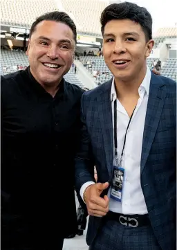  ?? Photo: SYE WILLIAMS/GOLDEN BOY ?? GOLD STANDARD: De La Hoya and Jaime Munguia