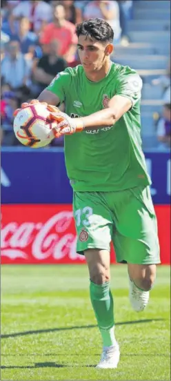  ??  ?? COTIDAZO. Bono saca el balón de portería en un partido del Girona.