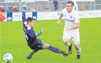  ?? FOTO: CHRISTIAN METZ ?? Weingarten­s Torhüter Marcel Maier foult Felix Bonelli im Strafraum, Noah Fiesel trifft anschließe­nd per Foulelfmet­er zum 2:1 für Ravensburg II.