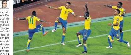  ??  ?? EXOTISMO. Los jugadores de Gabón, entre ellos Aubameyang, celebran un gol. Camacho les dirigirá.