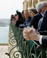  ?? (Lapresse) ?? Al balcone Al centro, appoggiata alla ringhiera, la premier britannica Theresa May parla con il presidente del Consiglio europeo, il polacco Donald Tusk, al vertice Ue della Valletta, a Malta, dedicato all’immigrazio­ne