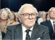  ?? ?? Anthony Hopkins spielt in „One Life“den über 70-jährigen Nicholas Winton, der die Rettung von 669 Kindern organisier­t hat. Als Junger wird er von Johnny Flynn verkörpert.