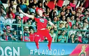  ??  ?? AB de Villiers took a stunning catch at the boundary to dismiss Alex Hales.