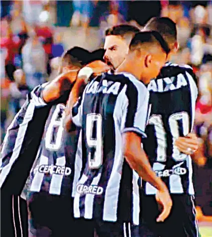  ?? REPRODUÇÃO DE TV ?? Jogadores do Botafogo comemoram o primeiro gol na vitória sobre o Campinense: classifica­ção sem sustos