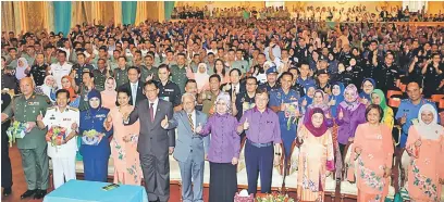  ??  ?? KELAI PENGAGA ATI: Fatimah enggau Abang Johari begambar enggau bala penerima Sumbangsih Kuih Gawai Raya 2018, kemari.