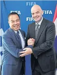  ??  ?? FAT president Somyot Poompunmua­ng meets Fifa chief Gianni Infantino in Zurich on Wednesday.