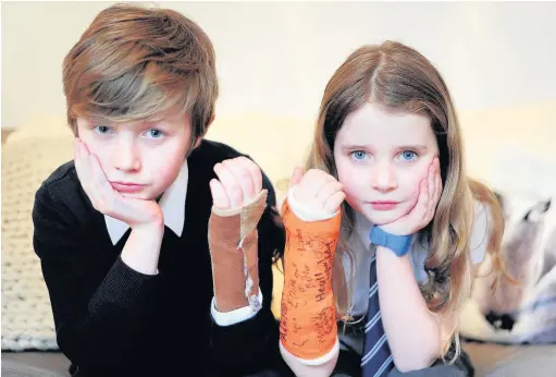  ?? Sean Hansford ?? ●●Connie and Sam Ryan, who both broke the same bone in their wrists on the same day