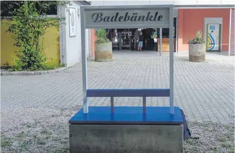  ?? ARCHIVFOTO: KROH ?? Das Badebänkle vor dem Freibad steht laut Ehepaar Lückert ungünstig.