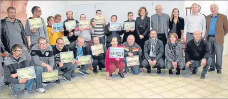  ??  ?? Les candidats ont reçu leur portefeuil­le de compétence