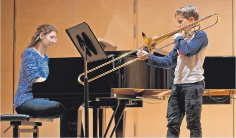  ?? FOTOS: CHV ?? Generalpro­be für den Regionalwe­ttbewerb „Jugend musiziert“: Anton Jahnel spielt die Posaune, am Klavier begleitet Adriana Lang.