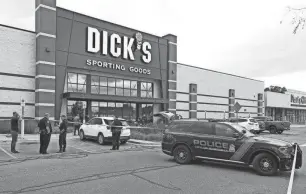  ?? KIRTHMON F. DOZIER/DETROIT FREE PRESS ?? Roseville police in front of the Dick’s Sporting Goods at the Macomb Mall where shots were reportedly fired during an altercatio­n Sunday afternoon.