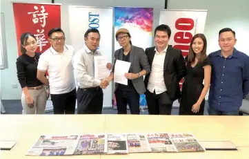  ??  ?? See Hua Marketing Sdn Bhd manager Pattrik Ting (third left) shakes hands with Kenneth Ho to symbolise the working collaborat­ion between the two parties in organising BEIC 2018.