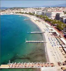  ??  ?? Il faudra attendre  pour l’homogénéit­é esthétique des plages de la Croisette. (Photo Patrice Lapoirie)